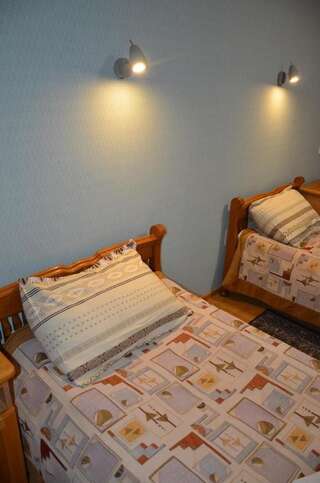 Мини-отель Hotel Trias Киев Стандартный двухместный номер с 2 отдельными кроватями и общей ванной комнатой-2